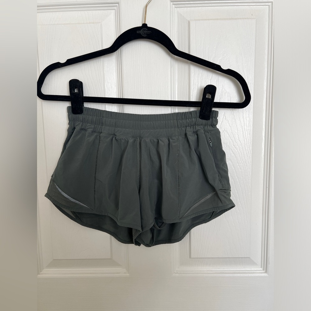 Lululemon Hotty Hot 2.5” Low Rise Size 6 - Green Smoke